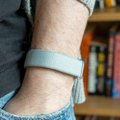 Fitbit Air：极简运动手环，却被话痨AI“教练”拖了后腿