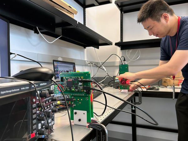 光学技术实现机器人AI实时更新，光投影芯片大幅降低能耗